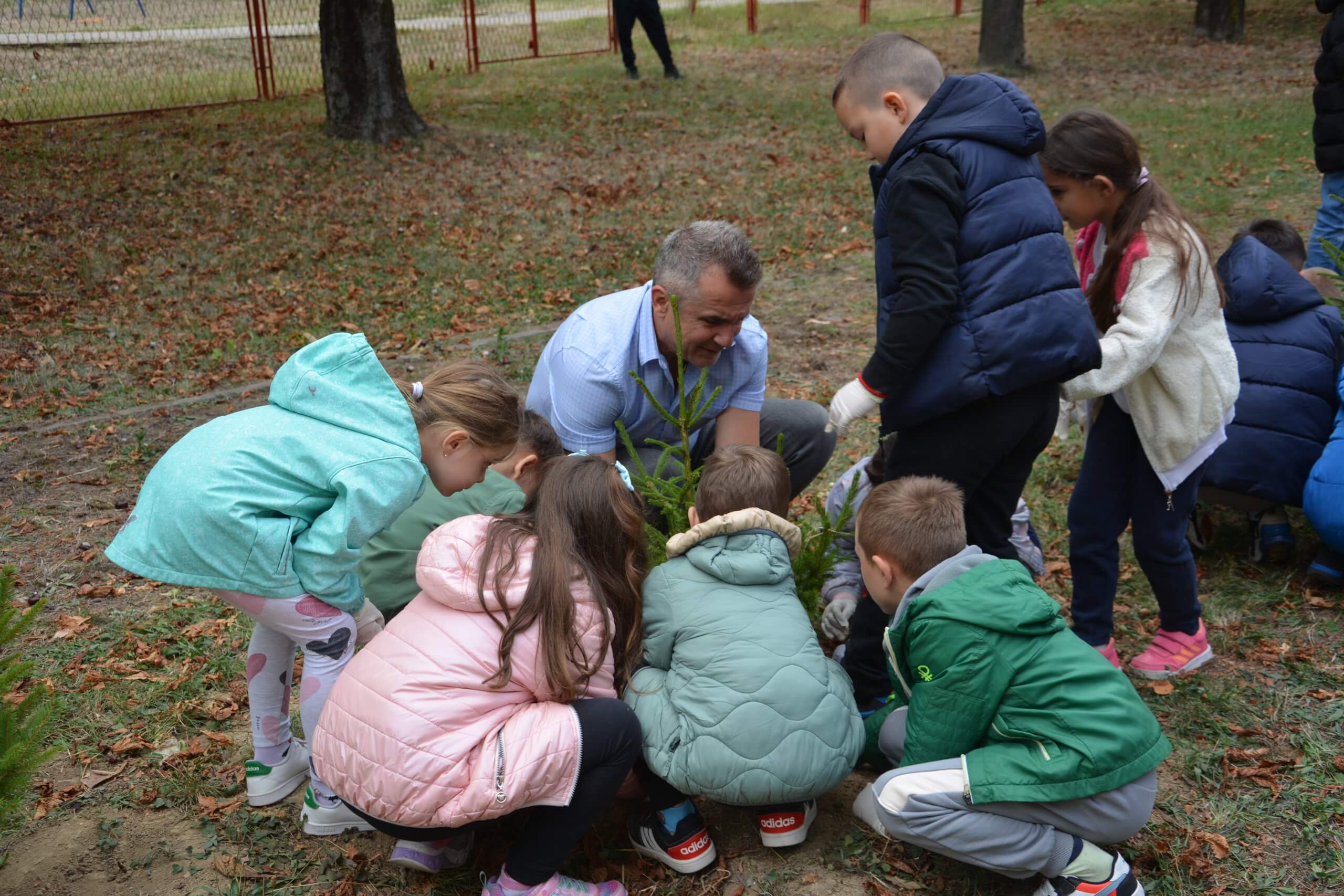 Docloop joins students and teachers in planting new trees. | News | Docloop